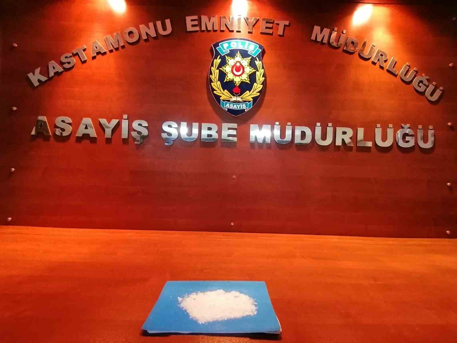 Polisin “dur” ihtarını dinlemedi, kaçmaya çalışırken yakalanan araçta uyuşturucu bulundu.