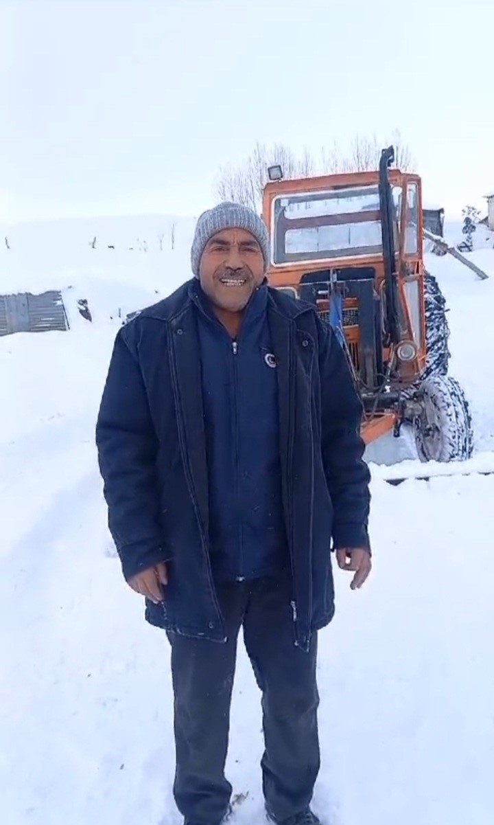 Yıllardır, mahallesinin yollarını kendi gücüyle açan bir kişi