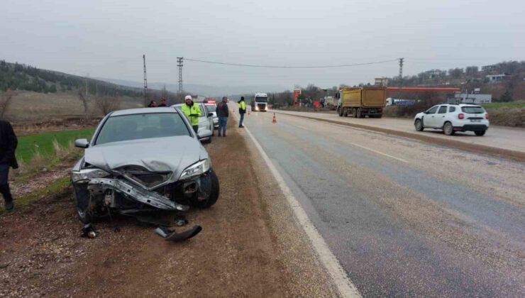 Kamyona çarpan otomobilde 2 kişi yaralandı