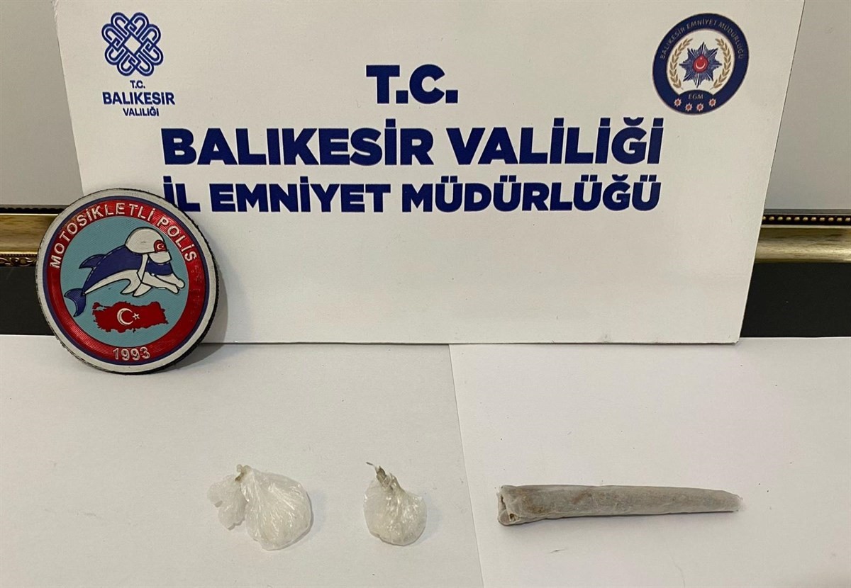 Bandırma Emniyeti, 3 kişinin üzerinde uyuşturucu madde bulundurması nedeniyle müdahalede bulundu