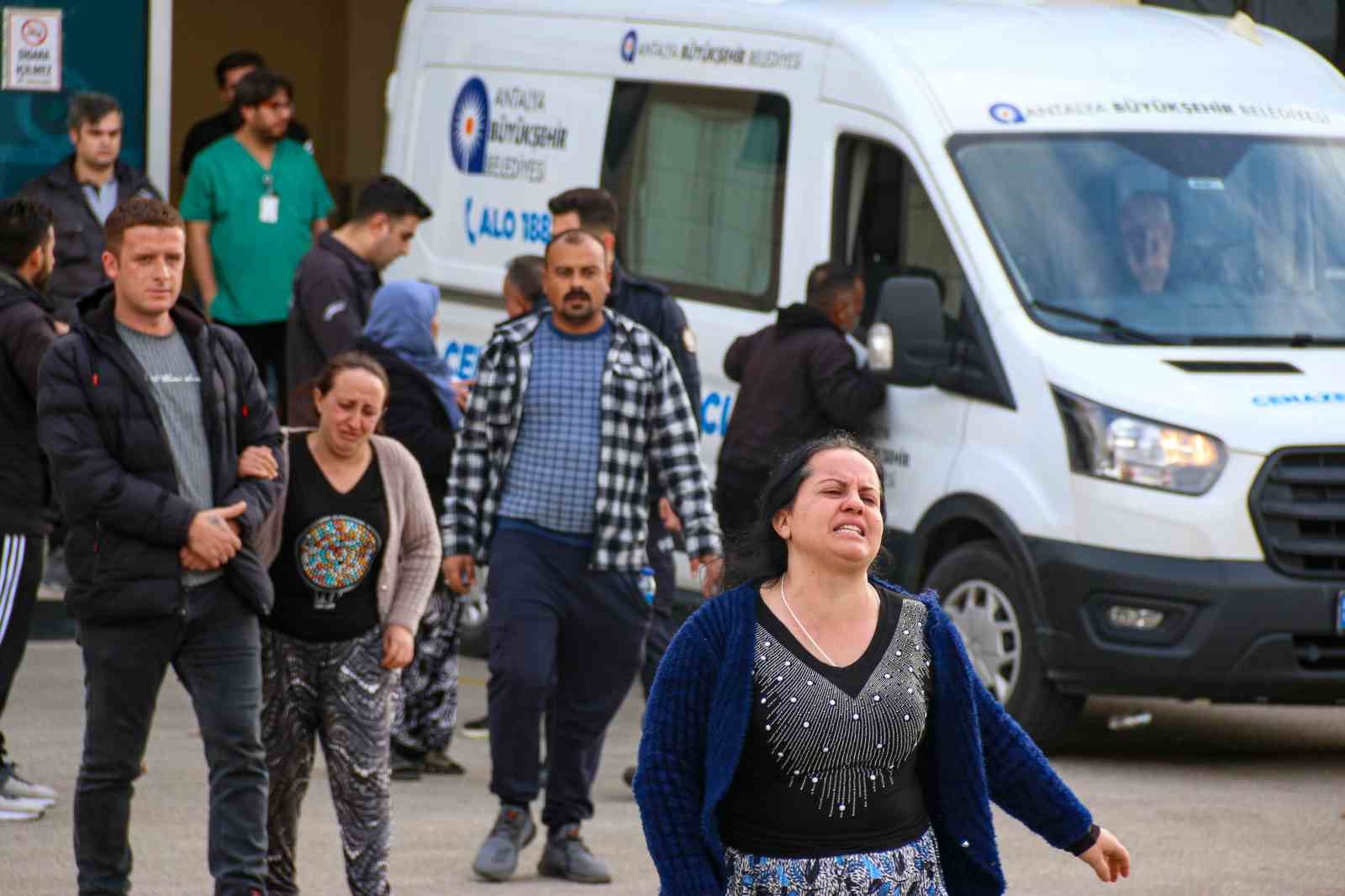 3 çocuk annesinin 17 bıçak darbesiyle hayatını kaybetmesinin ardından, gözyaşları arasında cenazesi alındı