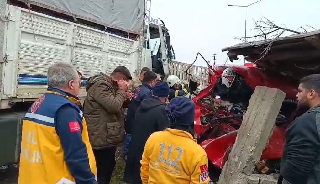 Kozan-Ceyhan karayolunda meydana gelen trafik kazasında 2 kişi yaralandı.