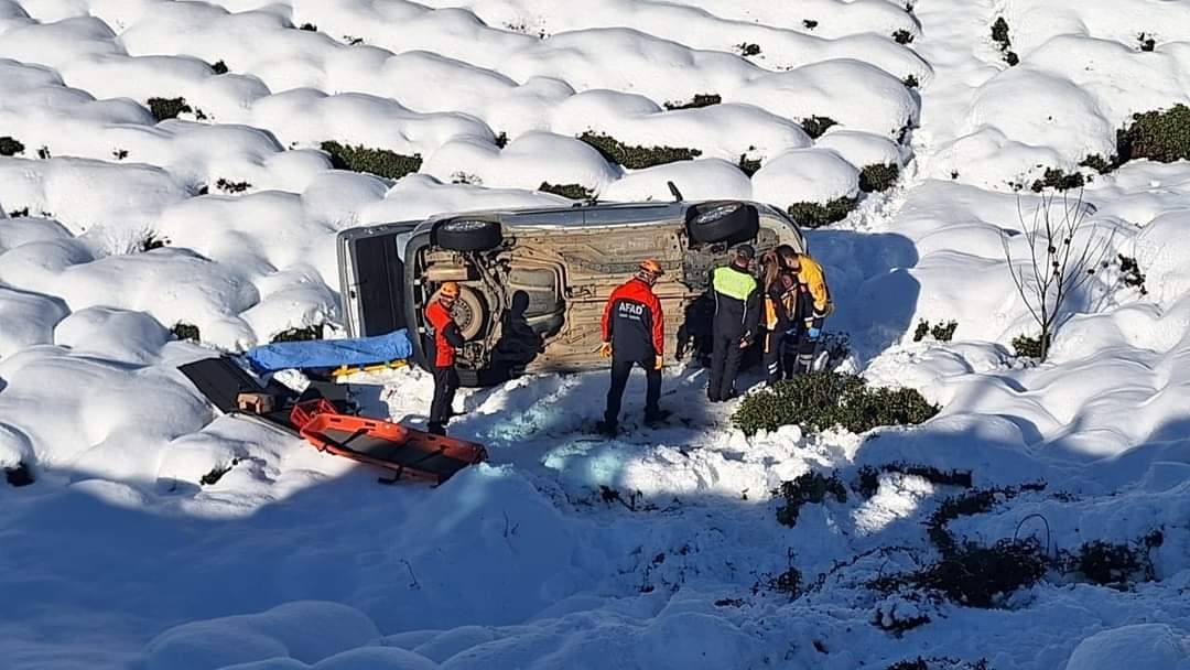 Buzda kayan araç çay bahçesine ilginç bir şekilde sürüklendi: 1 kişi hayatını kaybetti