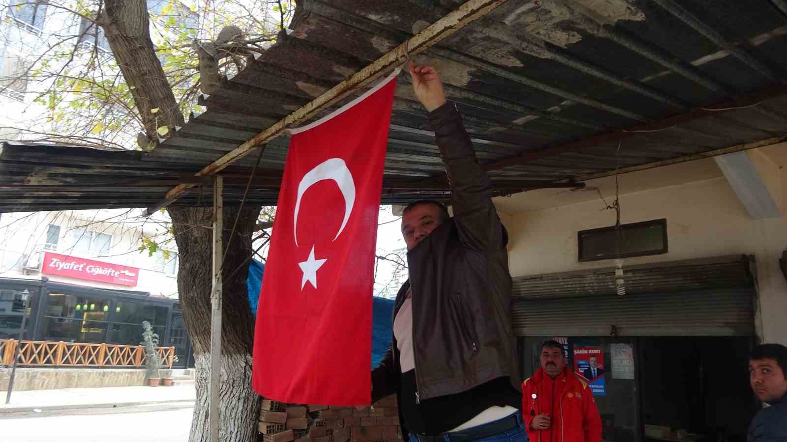 Kozan’da esnaflar, iş yerlerini gururla Türk bayraklarıyla süsledi.