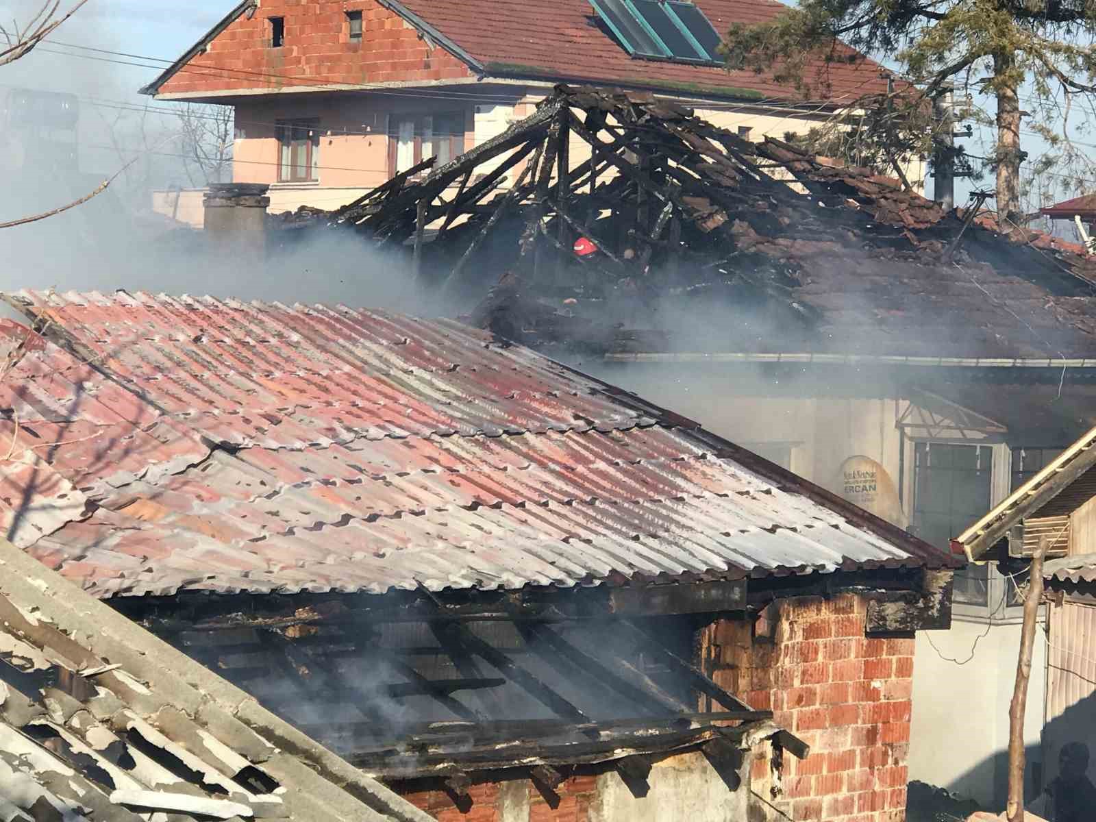 Sakarya’da bir atölyede çıkan yangın, mahalle sakinlerini sokağa dökmüş durumda