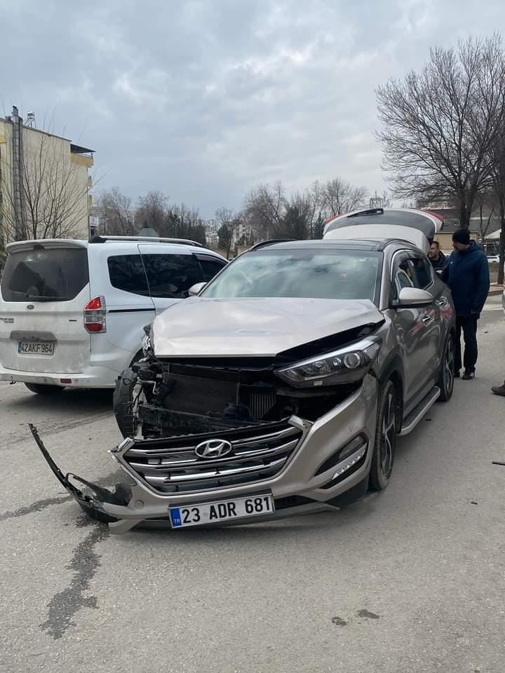 Elazığ’da meydana gelen trafik kazasında bir cip ile pikap çarpıştı, bir kişi yaralandı.