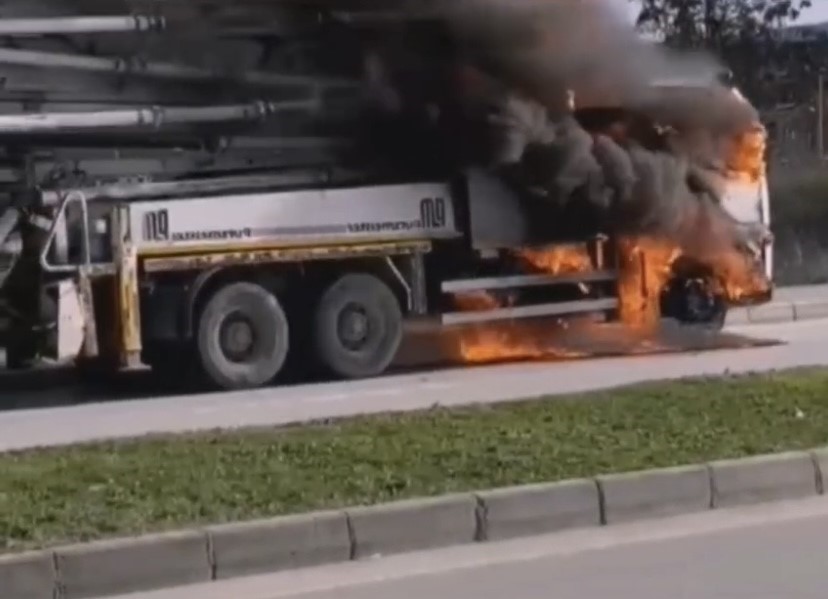 Çanakkale’de hareket halindeki beton pompası alev topuna döndü.