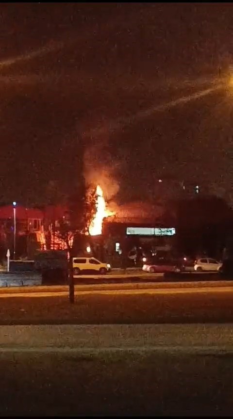 Elazığ’da bir kereste dükkanında meydana gelen yangın endişe verici olay oldu