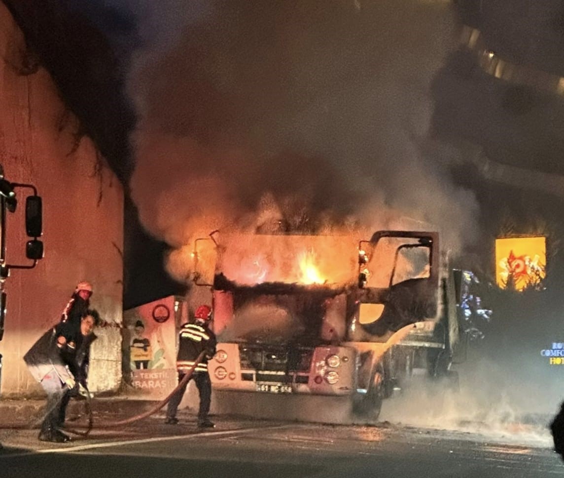 Trabzon’da Yangın Çıkan Çöp Kamyonu Tamamen Yok Oldu