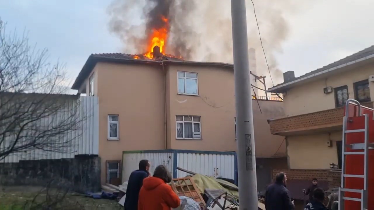 Çatı Katında Şiddetli Yangın: Binanın Zirvesindeki Alevler Kontrolsüzce Yükseldi!