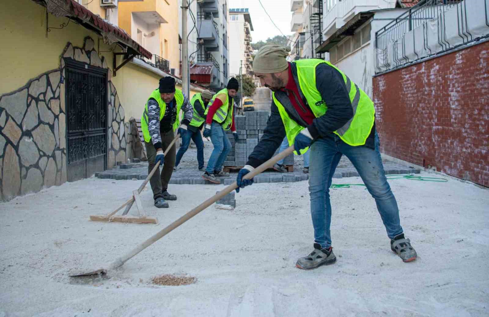 Kuşadası Belediyesi’nin yol çalışmaları hız kesmeden devam ediyor