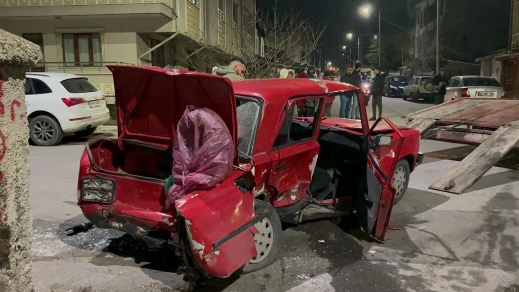 Sivas’ta meydana gelen trafik kazasında 5 kişi yaralandı, durumu ağır olan bir kişi ise hastaneye kaldırıldı.