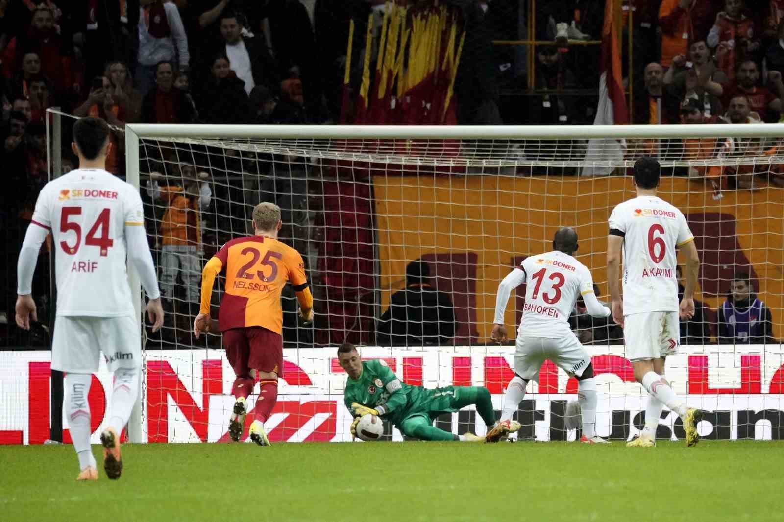 Muslera’dan müthiş penaltı kurtarışı!