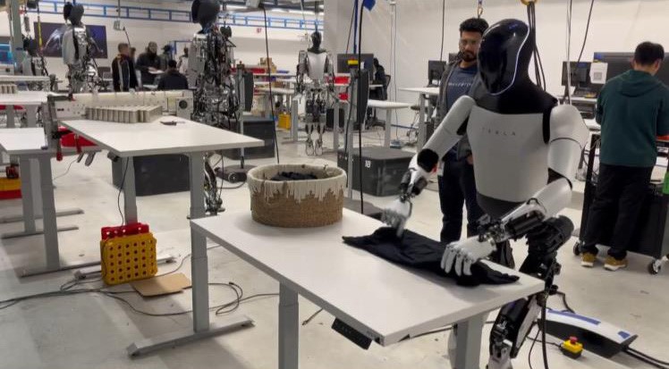 Elon Musk’ın insansı robotun tişört katlama anlarına dair paylaştığı görüntüler şaşırttı!