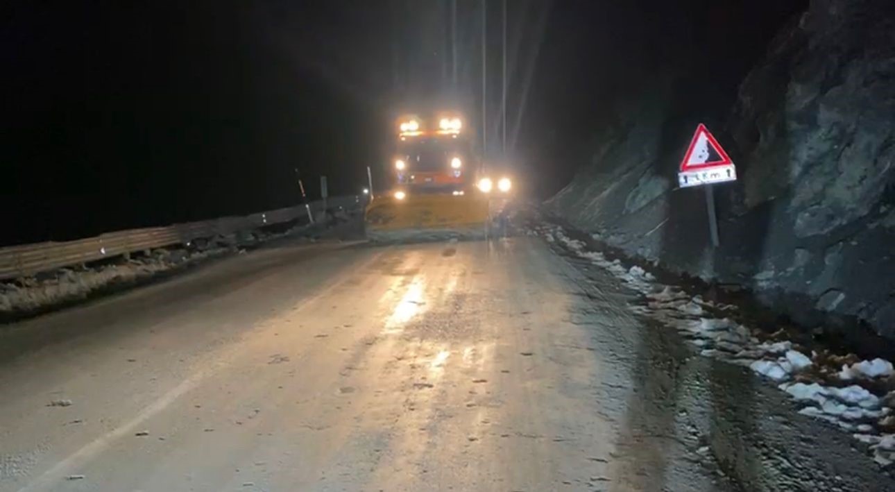 Yüksekova-Van karayolu, kaya parçalarının temizlenmesiyle yeniden trafiğe açıldı