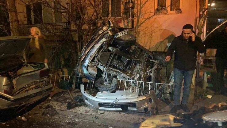 Amasya’da otomobilin kontrolünü kaybetmesi sonucu yol kenarındaki araçlara çarpan kaza: 3 kişi yaralandı