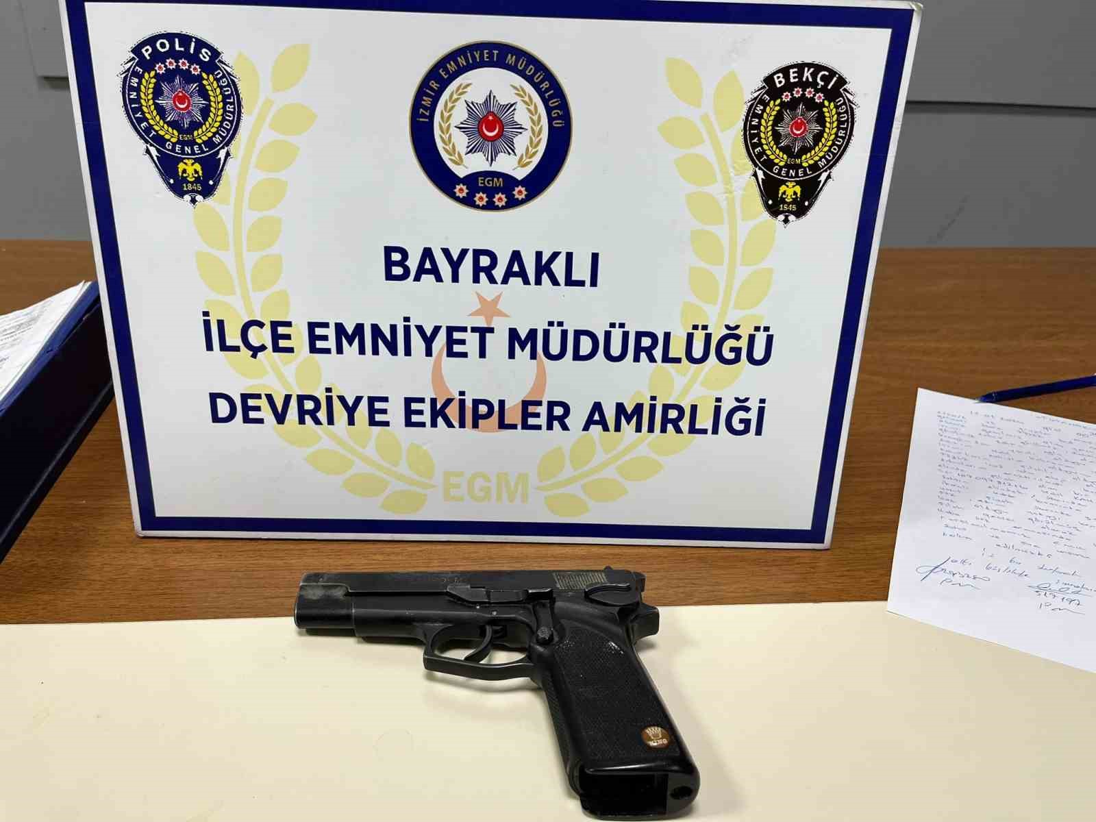 İzmir’de tabancayla yaralanan 2 kişiyi gözaltına alan çocuk, polis tarafından yakalandı.