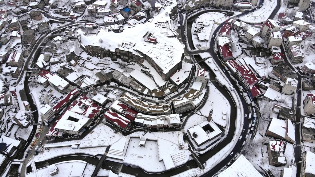 Bitlis’in karla bütünleşen tarihi güzellikleri büyüleyici bir etkiye sahip