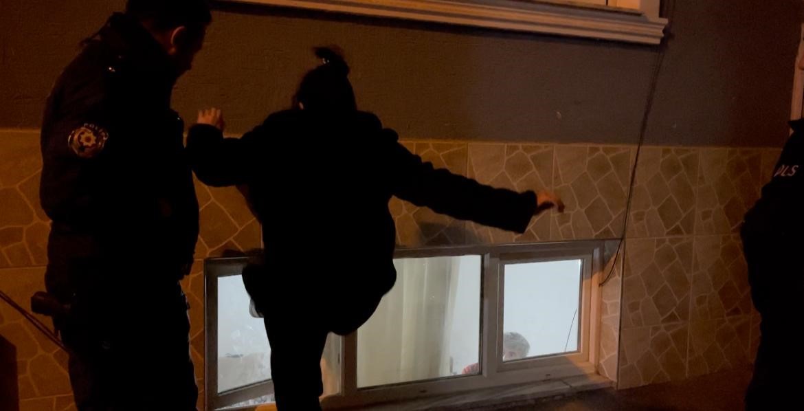 Bir kadın, erkek arkadaşının evine baskın yapınca mahalle sakinleri isyan etti!