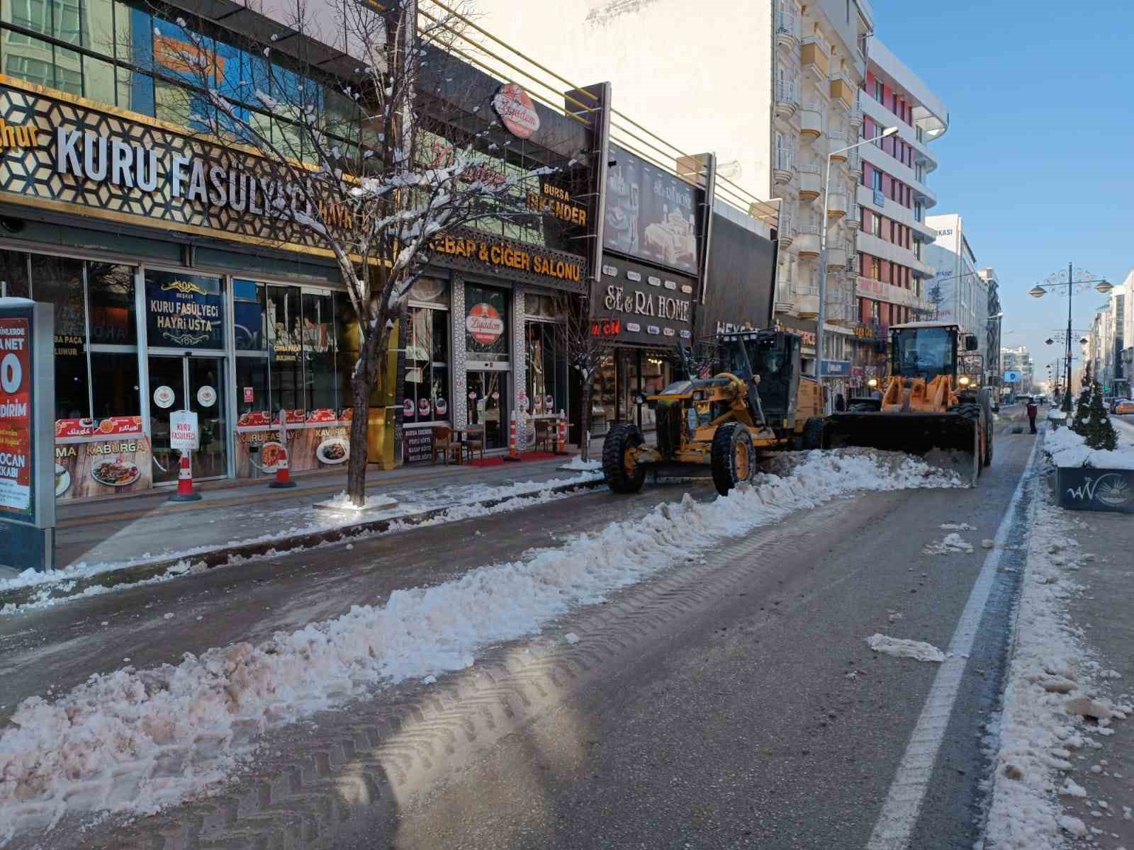 Van’da karla mücadele çalışmaları hız kesmeden sürüyor