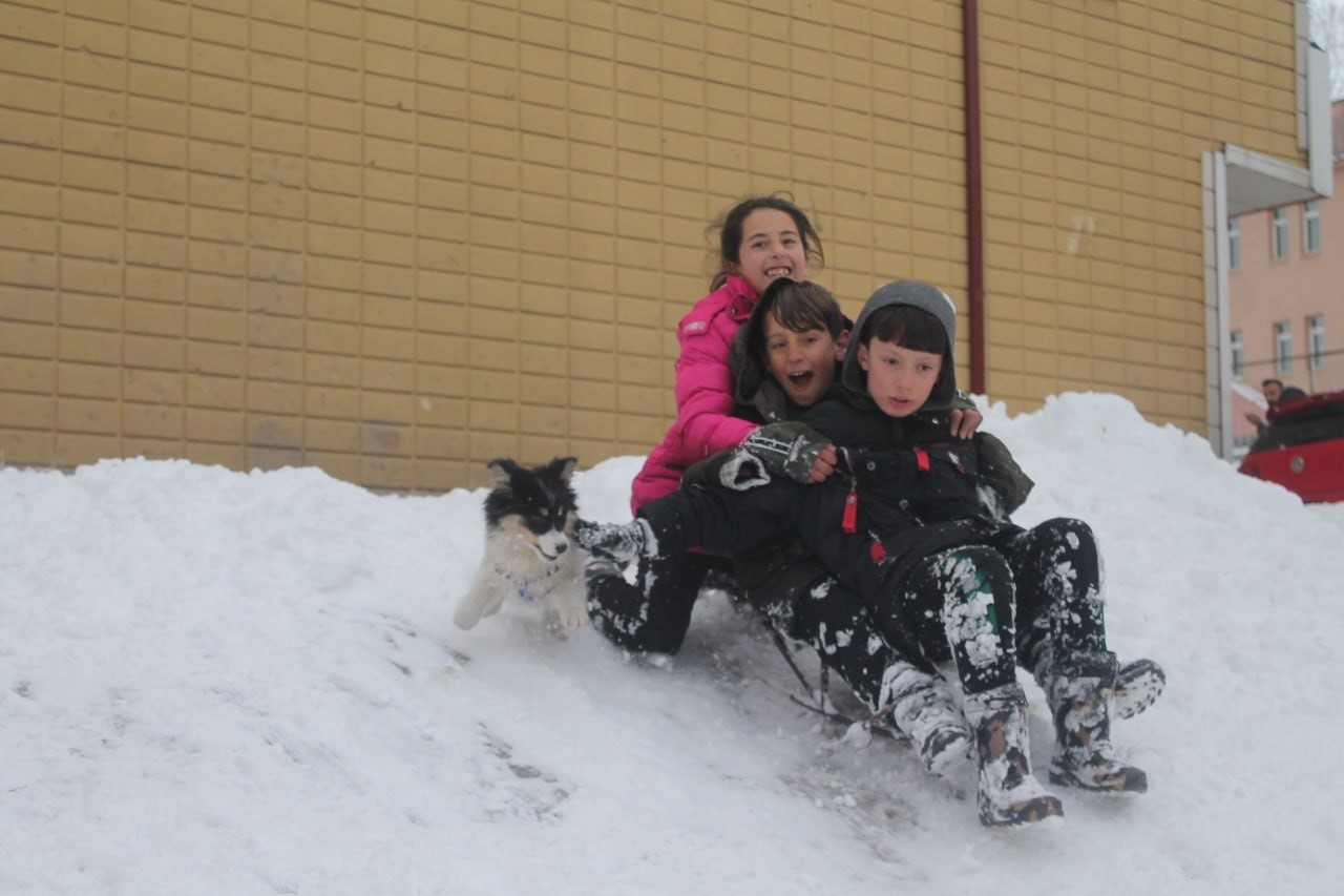 Birbirinden eğlenceli kar aktiviteleriyle dolu Bayburt’taki çocuklar
