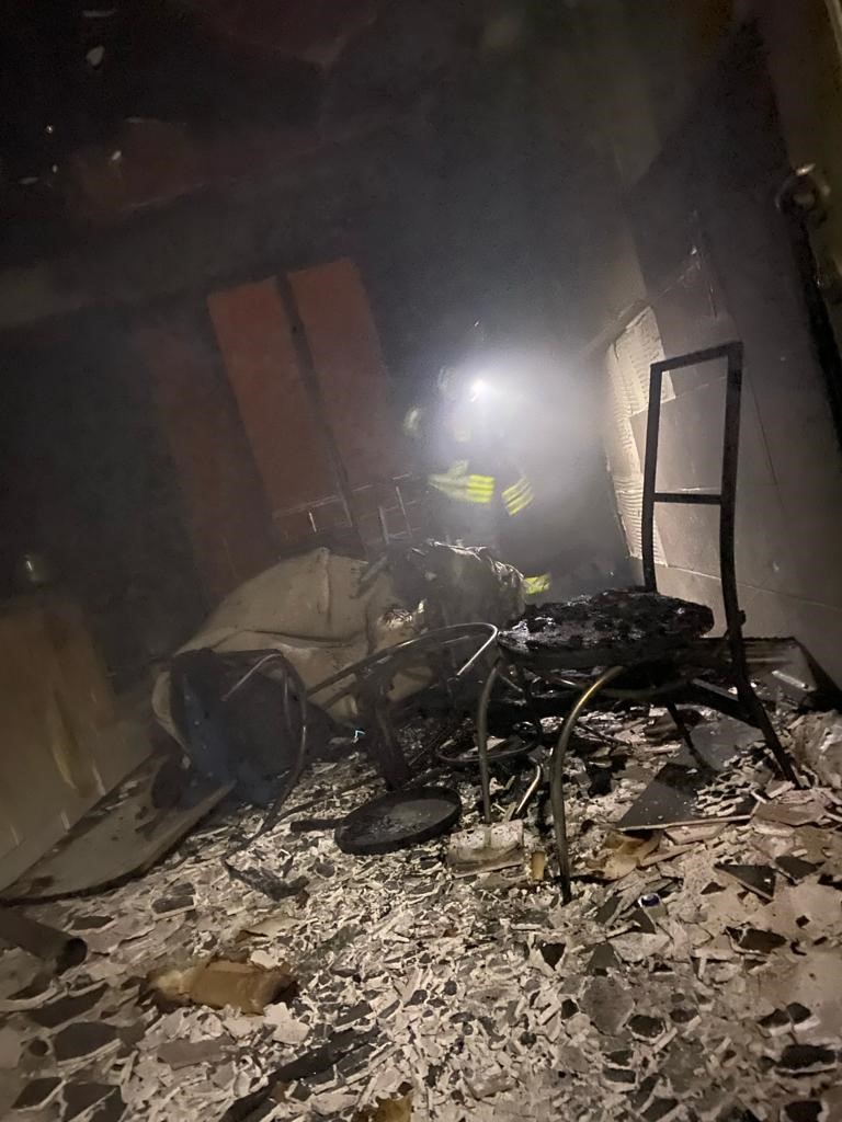 Evde çıkan yangın büyük zarara neden oldu.