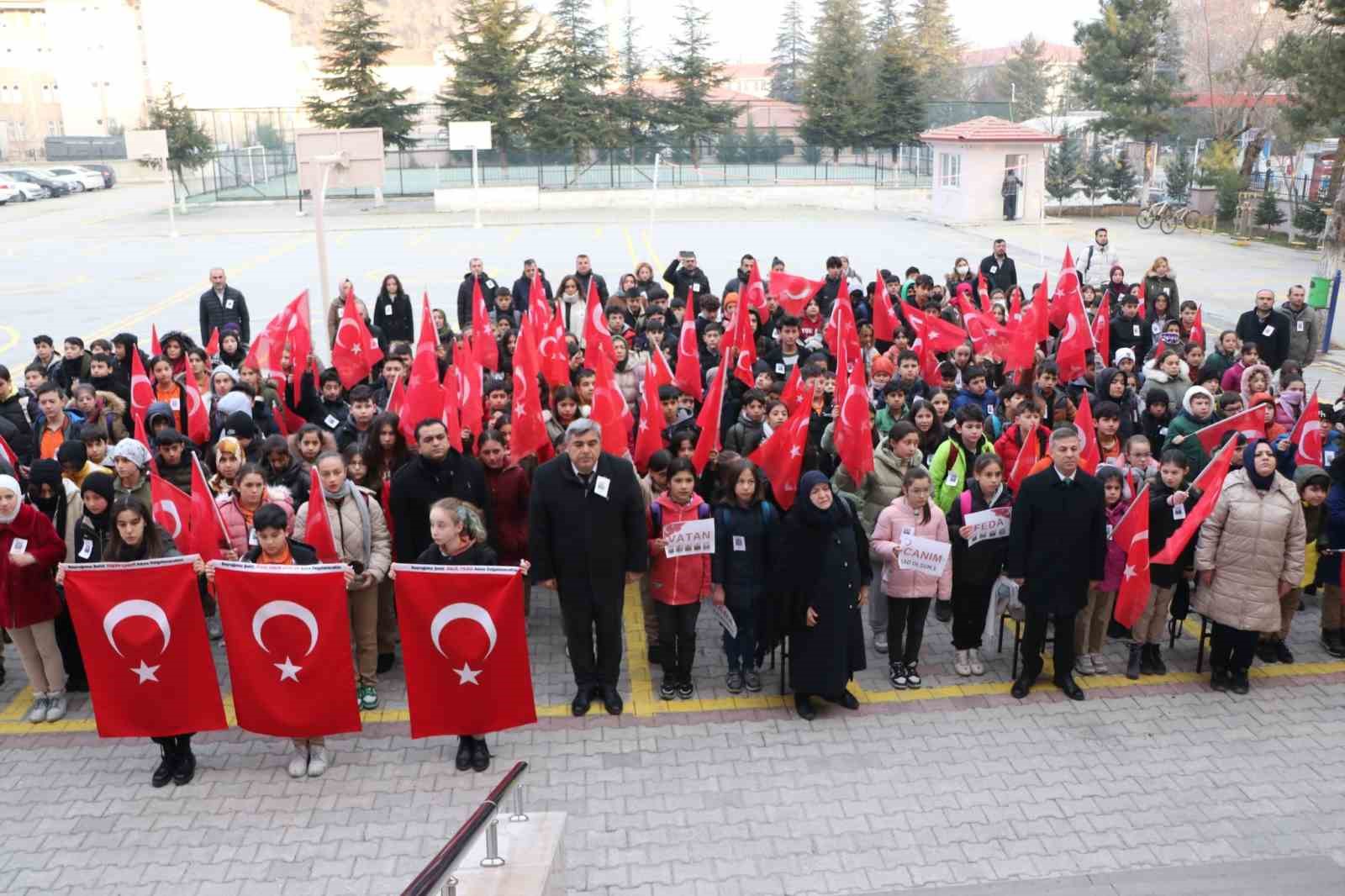 Türk milleti, şehitlerine saygı duruşunda bulundu