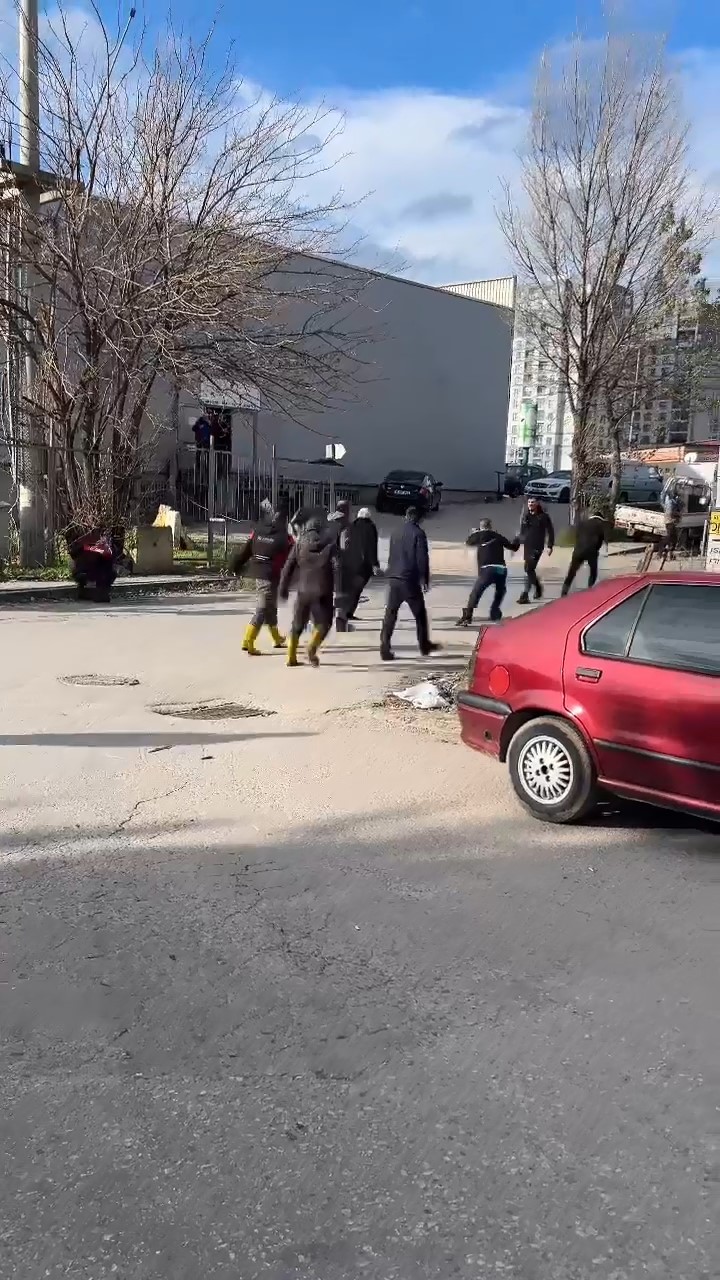 Bursa’da görüntülendi: İki grubun sopalarla çıkan kavgası kameralara yansıdı