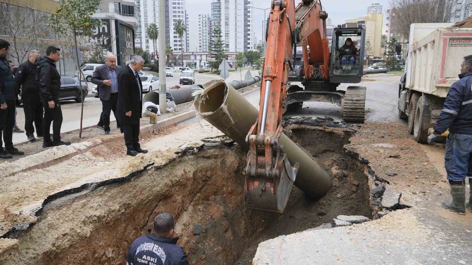 Hilmi Kürklü Bulvarı’nda su hatlarının 2 kilometrelik bölümü yenilendi