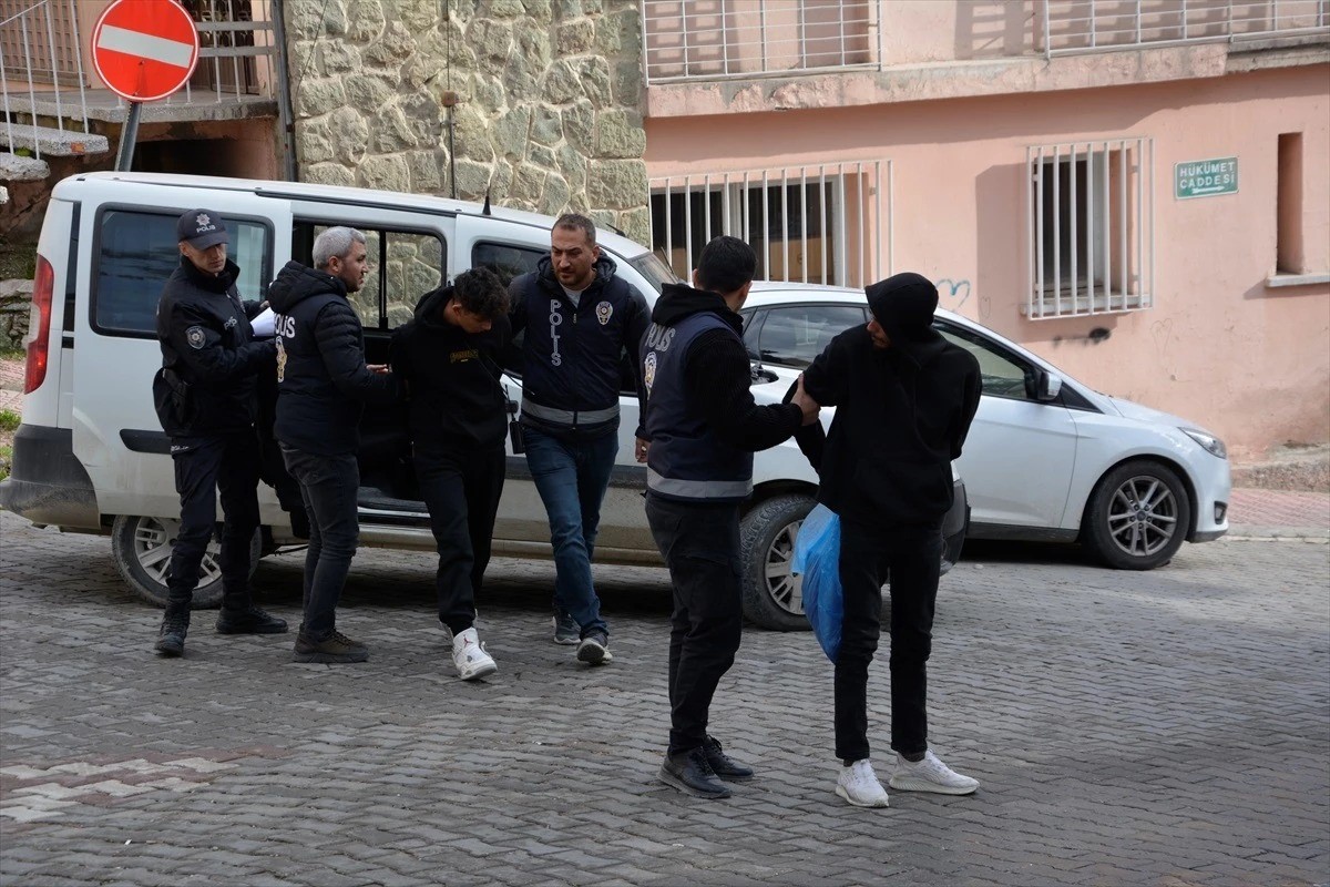 Hırsızlar, kuyumcu soygunu girişimiyle baş edemeyip polise yakalandı