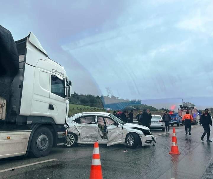 Osmaniye’de iki aracın karıştığı zincirleme kazada iki kişi yaralandı, araçlardan biri alev aldı.