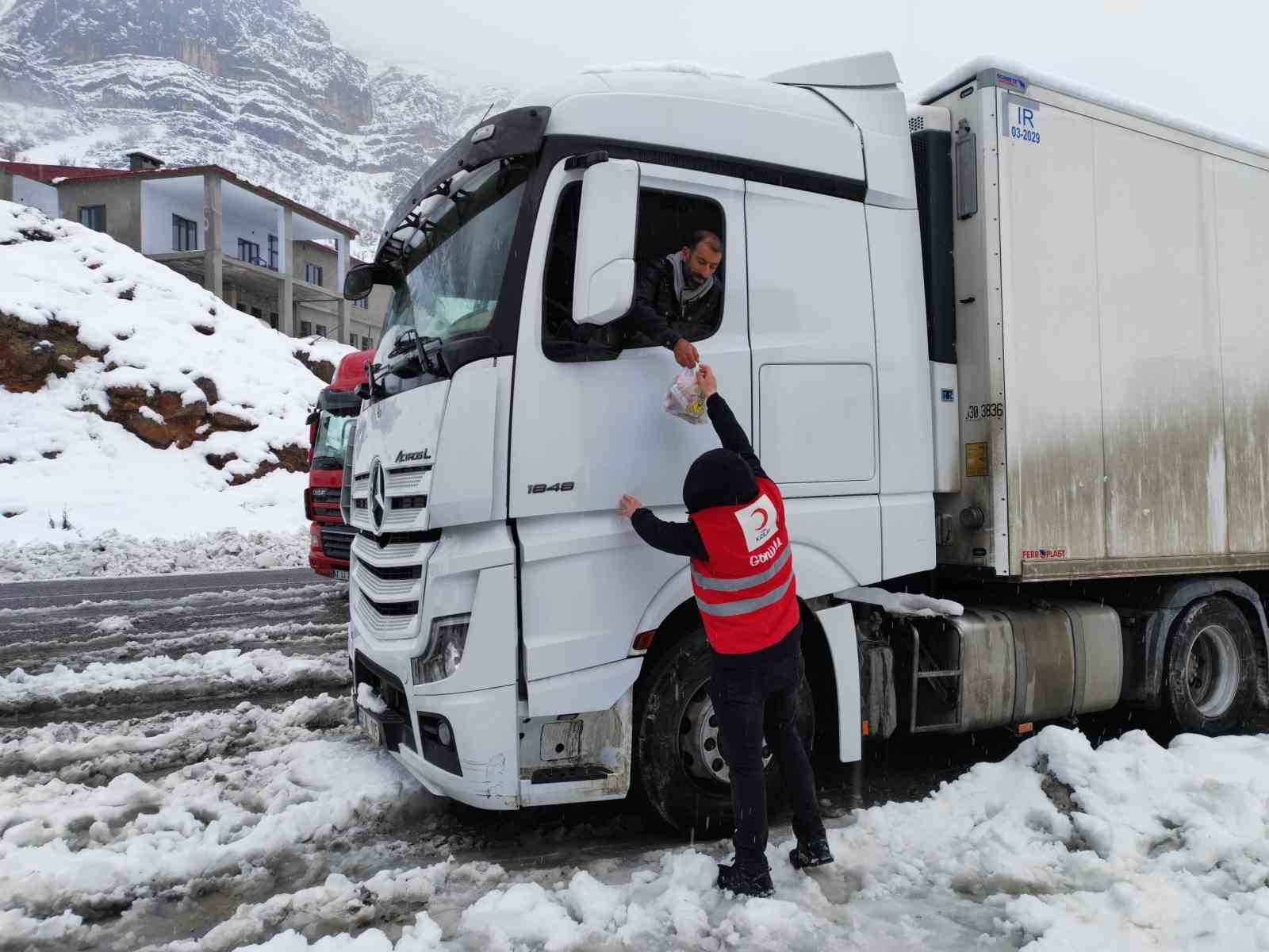 Hakkari’de Yolda Mahsur Kalanlara Gıda Yardımı Yapıldı