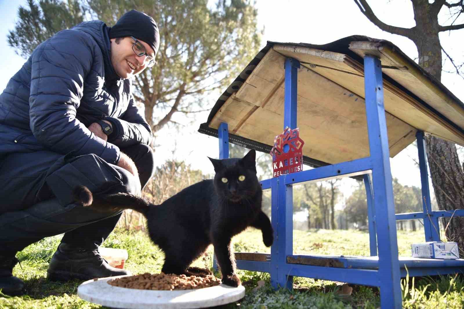 Sokak hayvanları Karesi’de kış aylarında yalnız bırakılmıyor