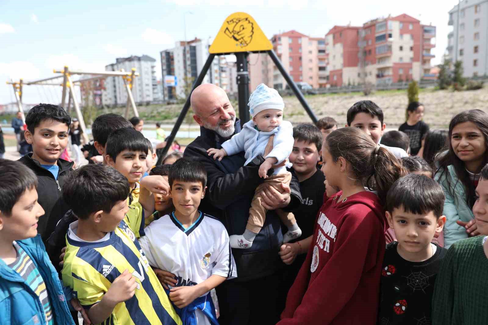 Çocuklar için parklarda toprak alanlar oluşturuluyor, açıklama Başkan Çolakbayrakdar’dan geldi!