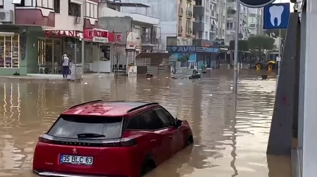 İzmir’e şiddetli yağışlar vurdu: Cadde ve sokaklar sular altında kaldı, araçlar sele kapıldı