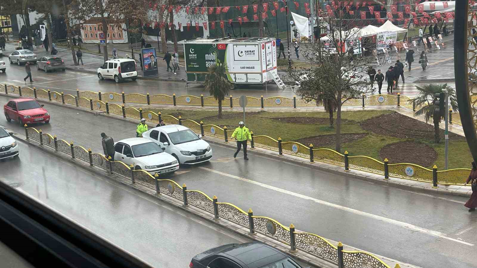 Polis ekipleri trafikte arıza yapan bir aracın yardımına koştu