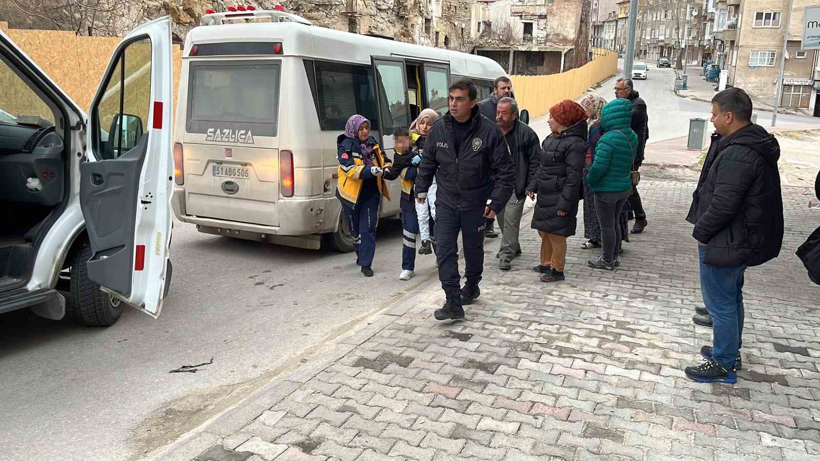 Çocuk Minibüsün Çarpmasıyla Karşıya Geçemez Hale Geldi!