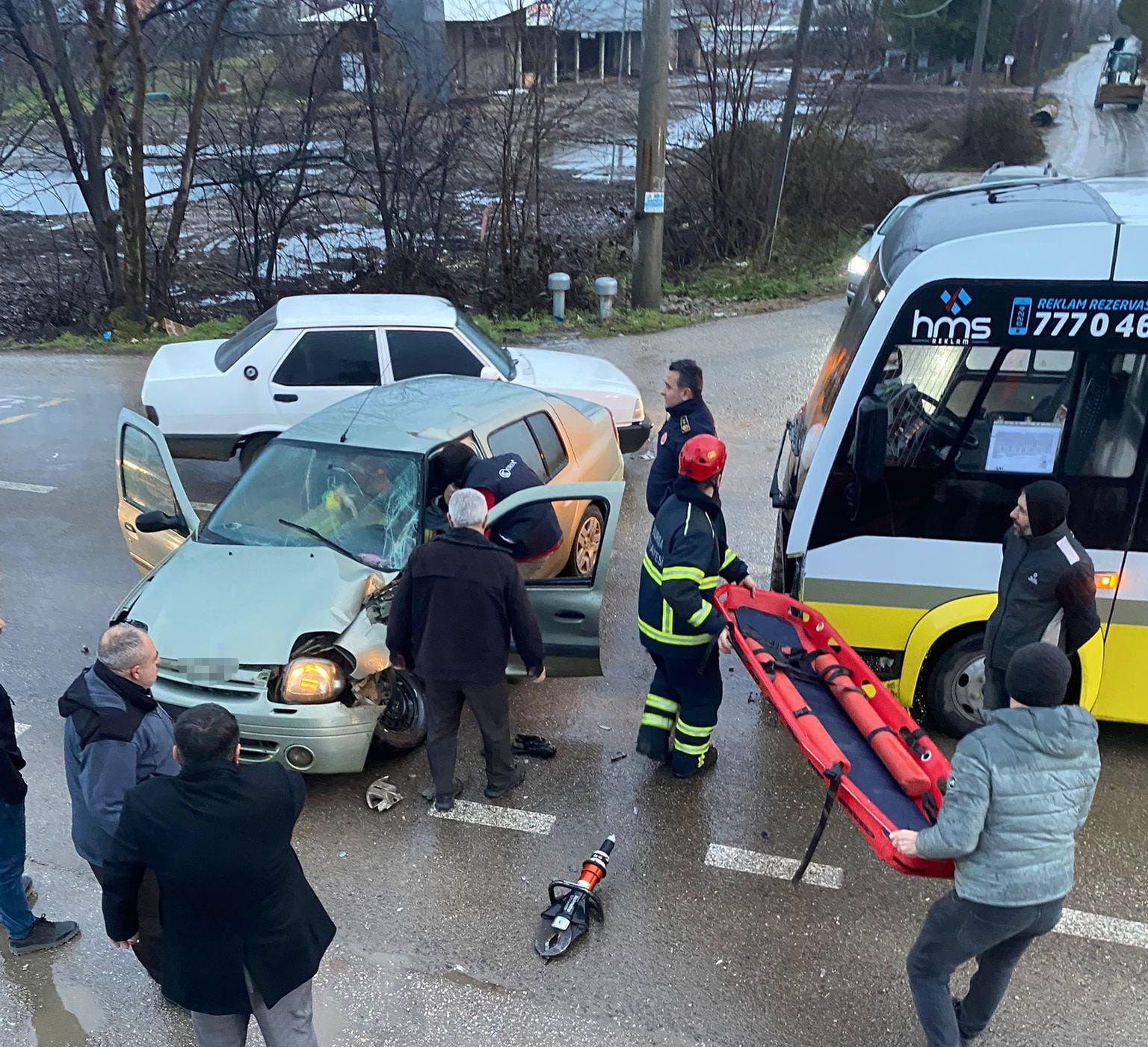 Özel halk minibüsü ve otomobil kaza yaptı: İçlerinde 1 kişi yaralandı