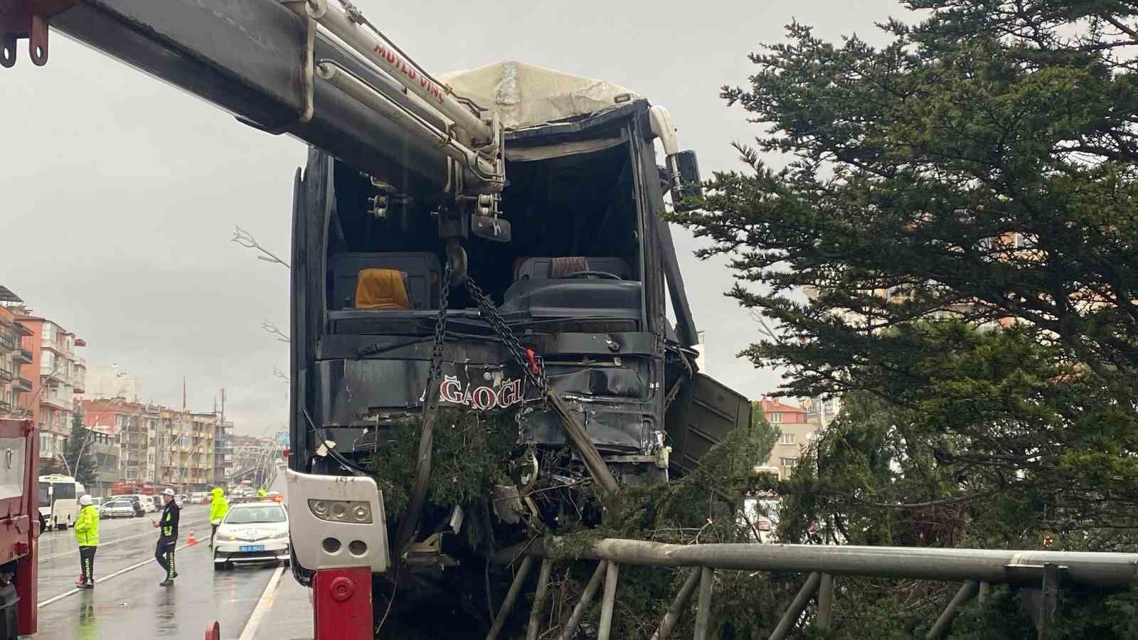 Kaza sonucu hızını alamayan otobüs 2 araç ve bir direğe çarparak kendini durdurabildi.