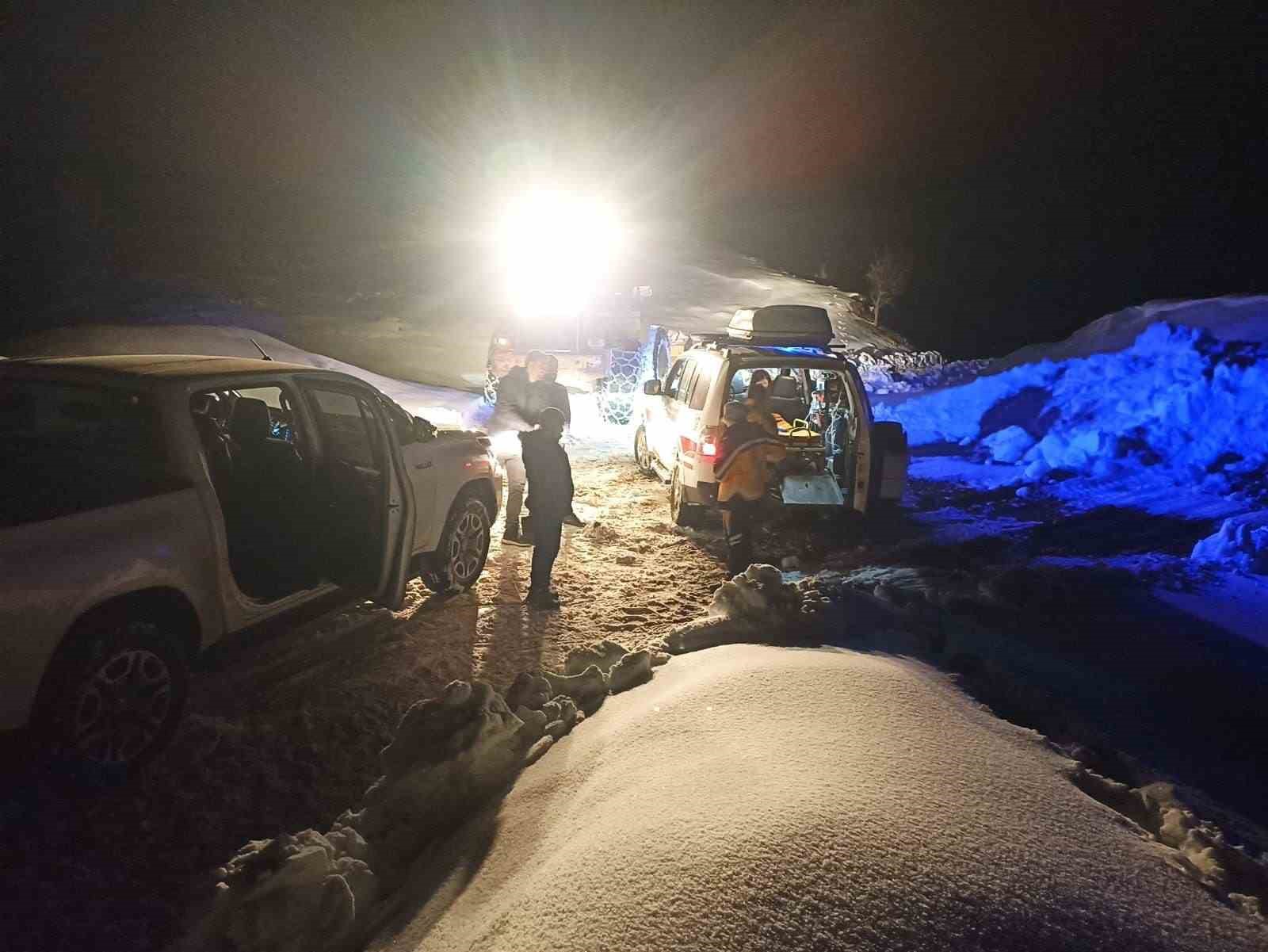 Kar yüzünden zorlu bir 6 saatlik çalışma sonrası, sağlık ekipleri hastaya nihayet ulaşabildi.