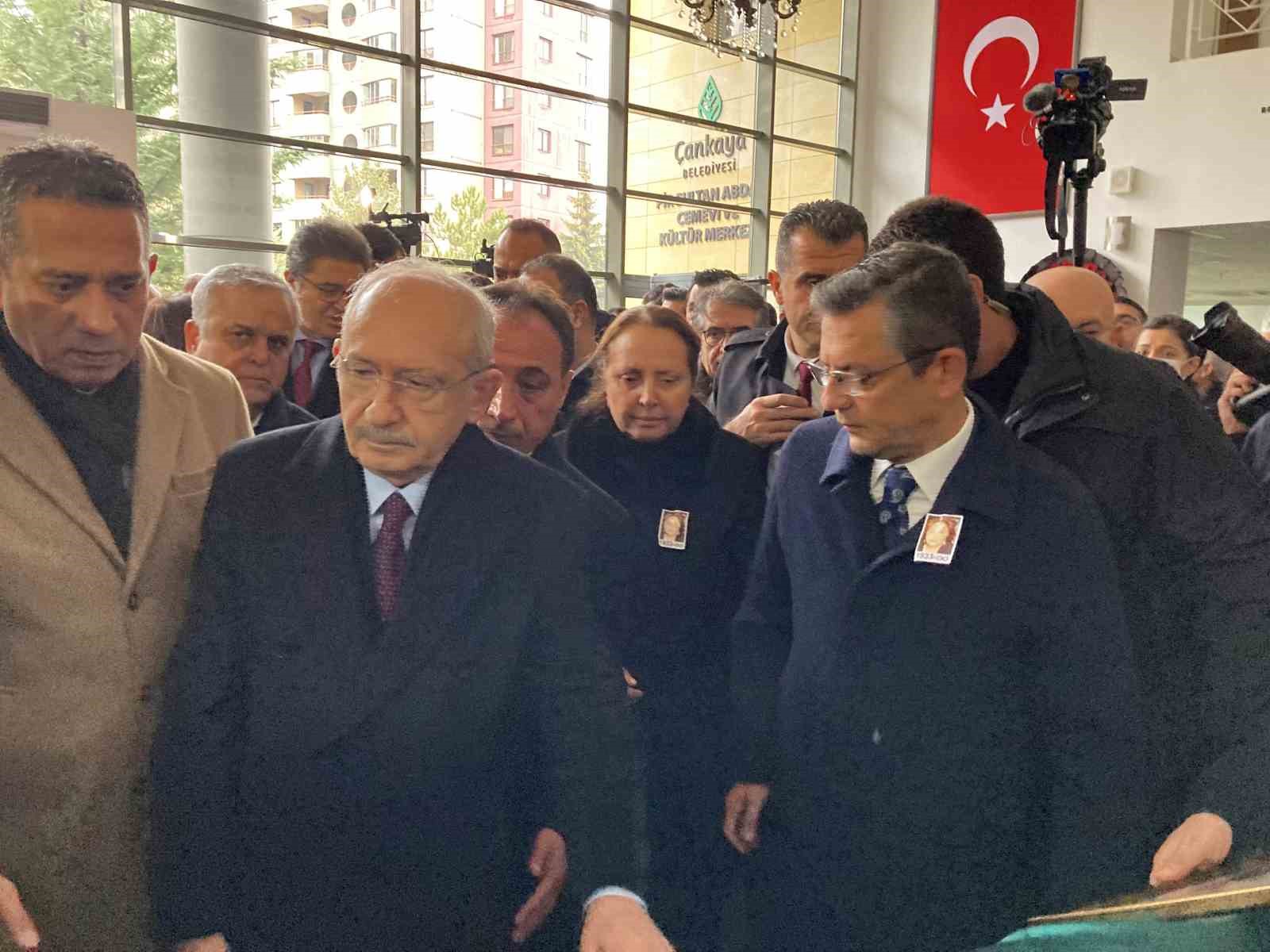 Özgür Özel ve Kemal Kılıçdaroğlu, cenaze töreninde buluştu