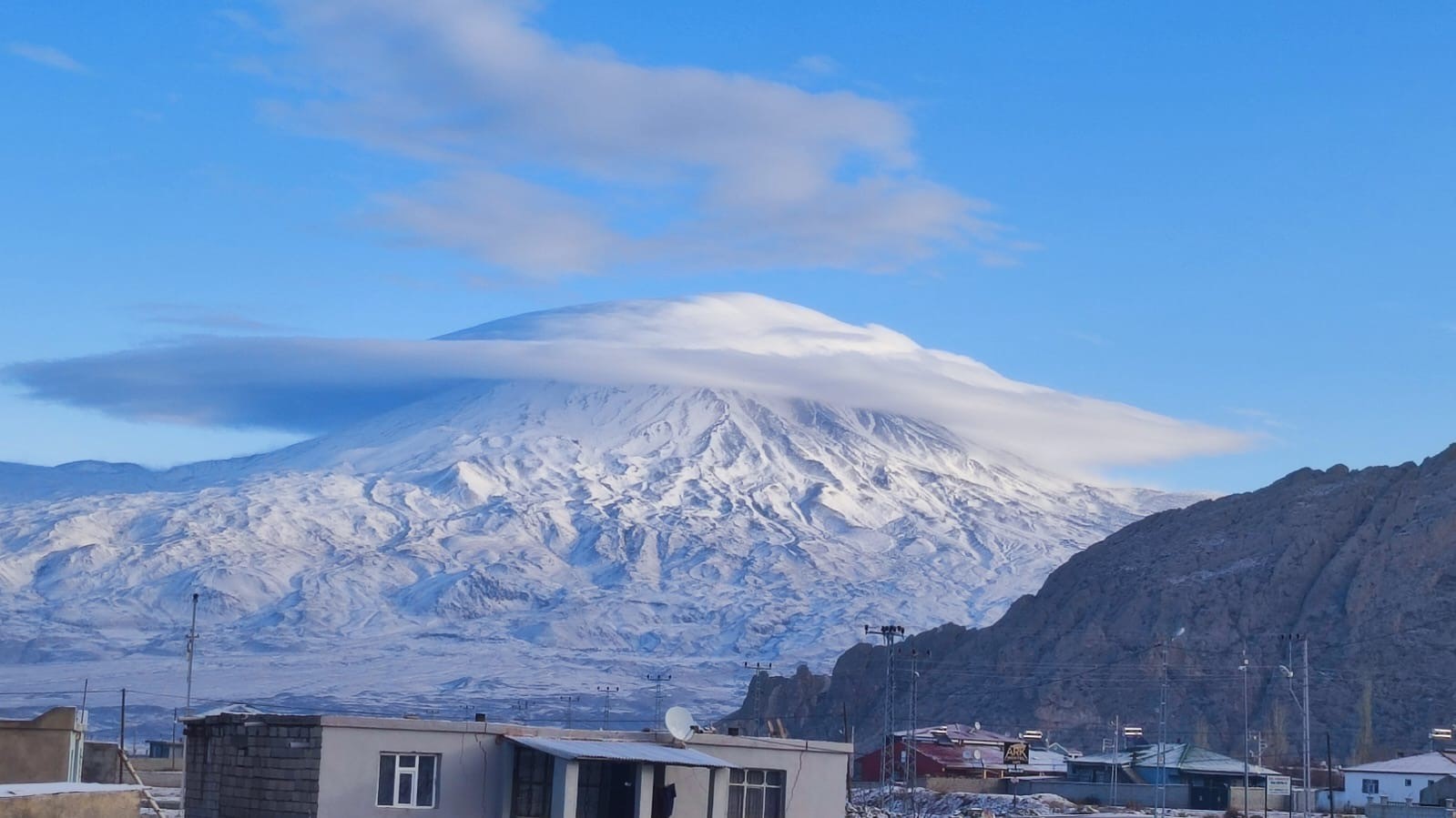 Ağrı Dağı, gökyüzünden gelen bir şapka takarak Türkiye’yi kapatıyor