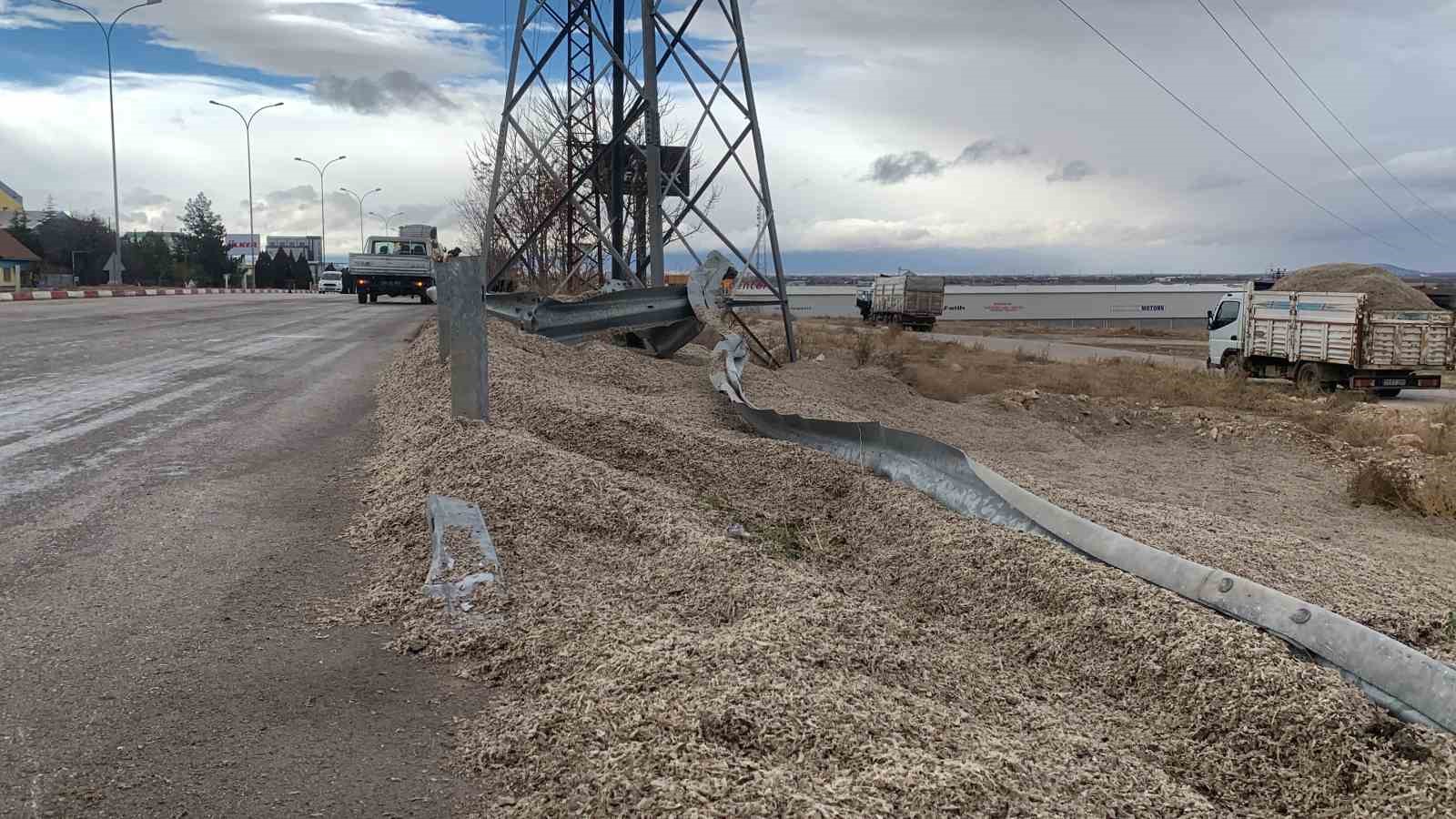 Karaman’da yaşanan tır kazasında, küspe yüklü araç devrildi ve bir kişi yaralandı