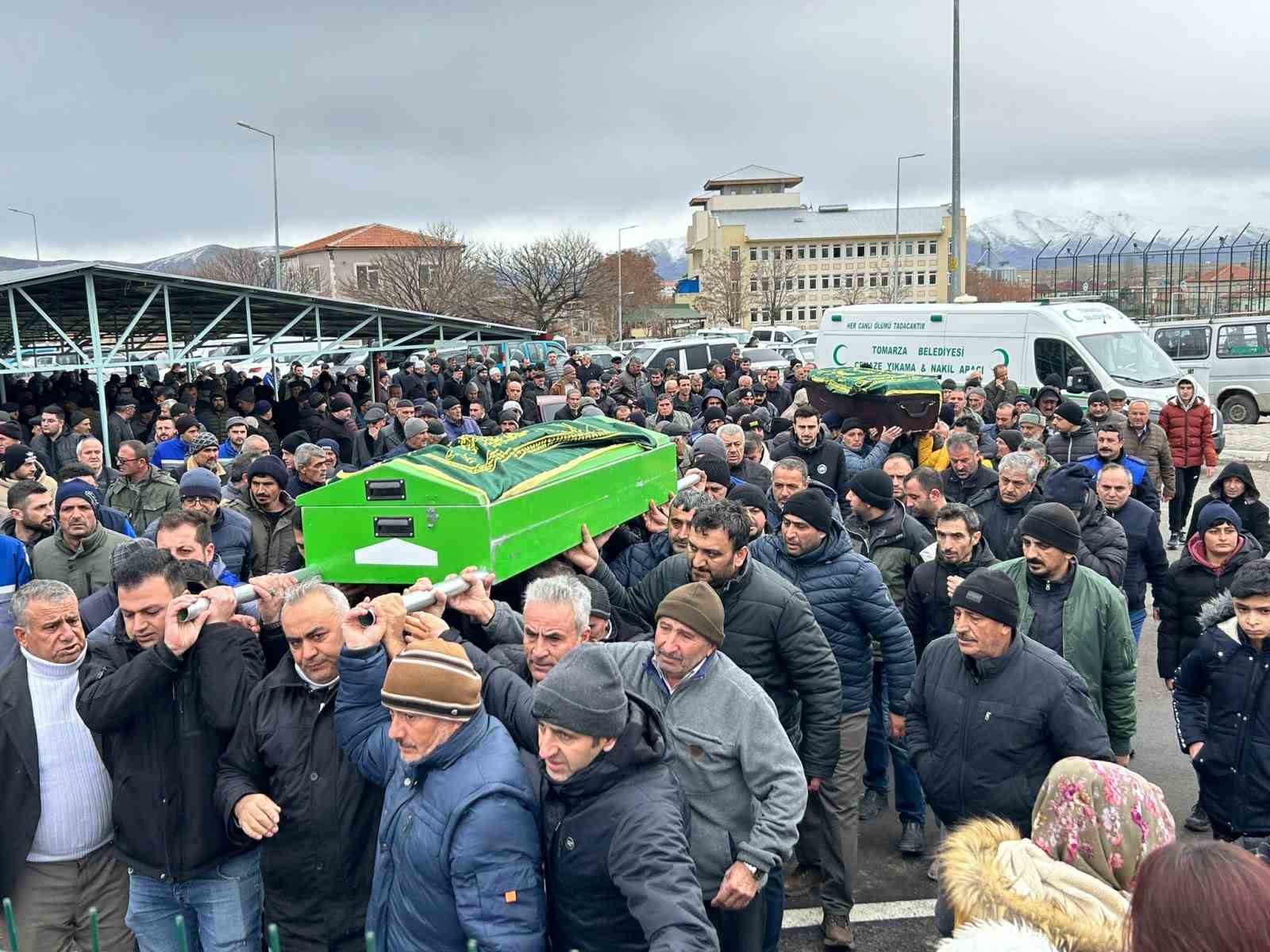 Sobadan kaynaklanan gaz sızıntısıyla hayatlarını kaybeden baba ve oğulları son yolculuğuna uğurlandı