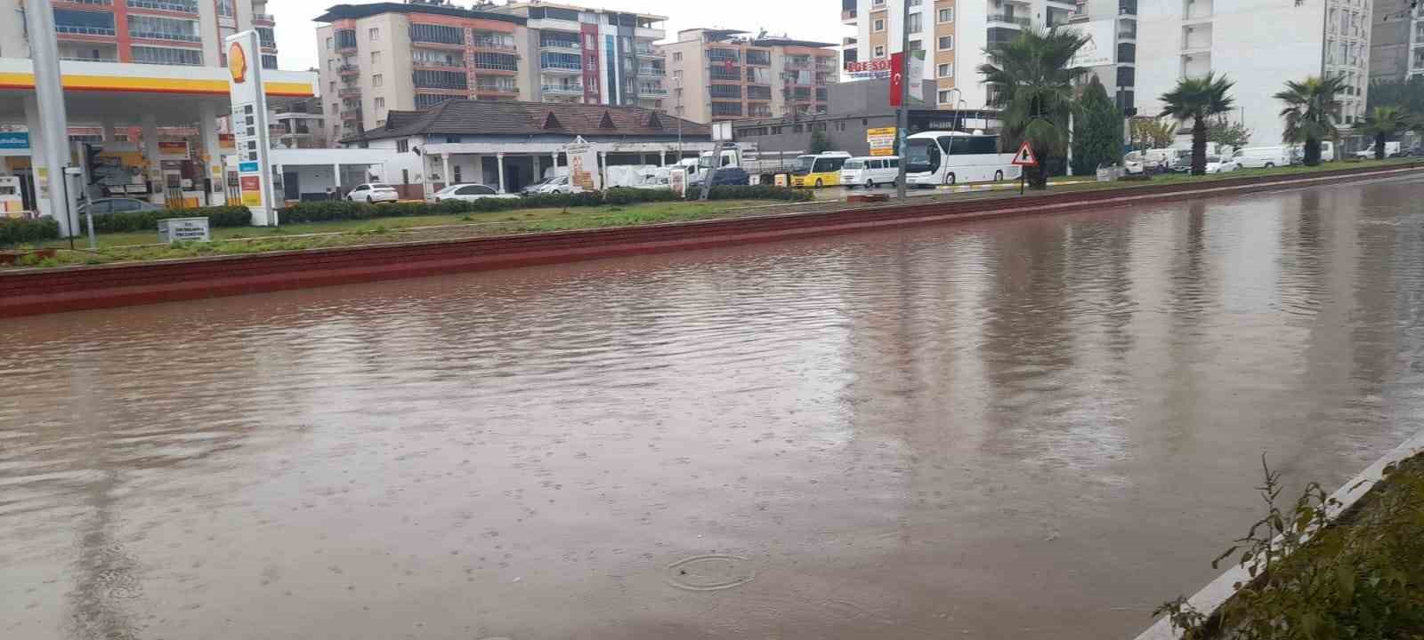 Aydın’da yoğun yağış nedeniyle yol trafiğe kapandı!