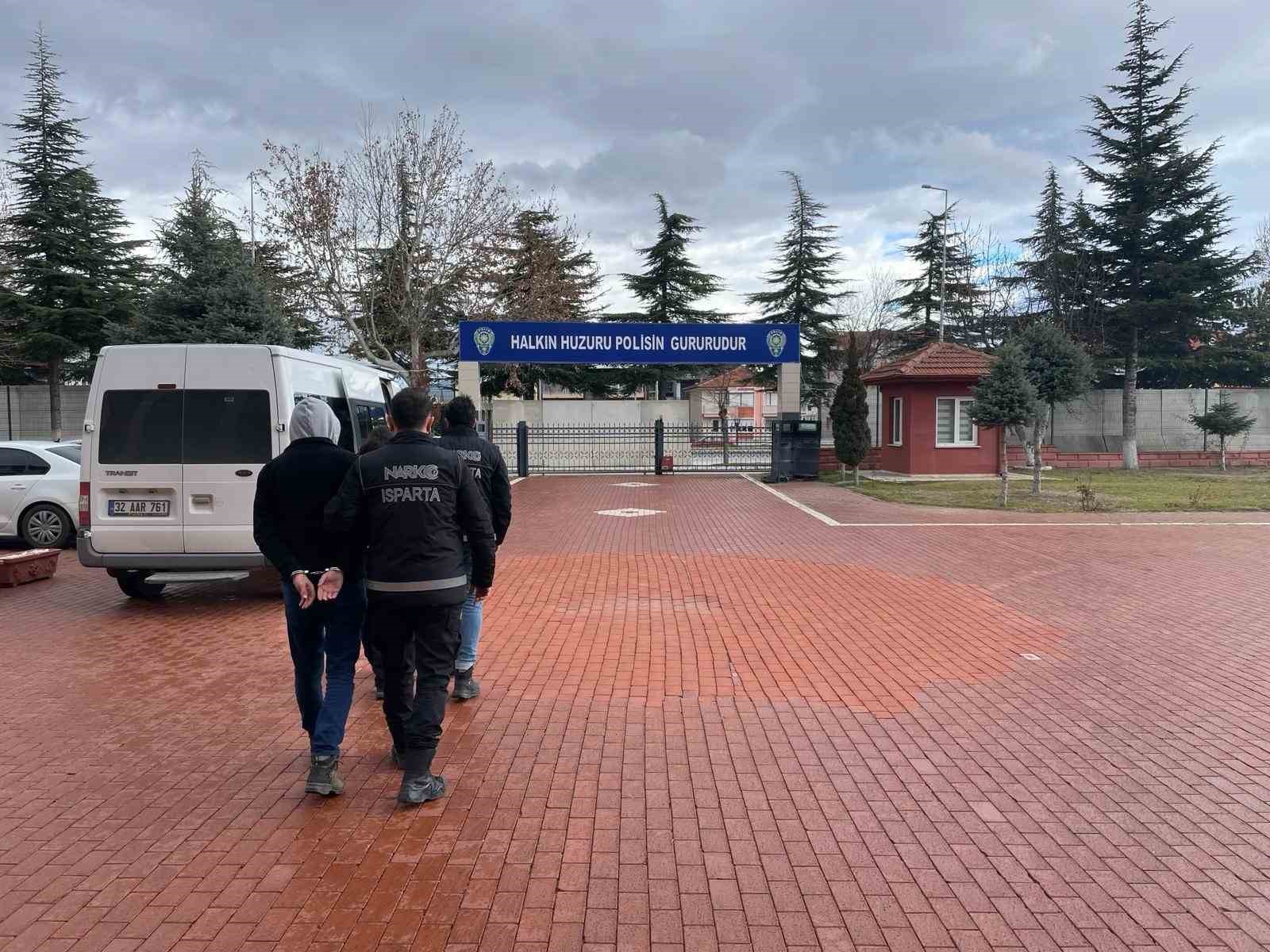 Isparta’da hapis cezası bulunan 2 kişi gözaltına alındı