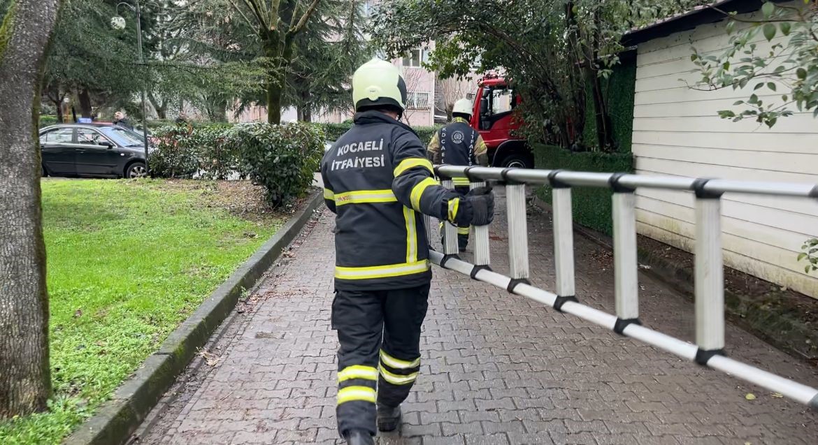 Kafenin bacasında çıkan yangın, itfaiye ekipleri tarafından başarıyla söndürüldü