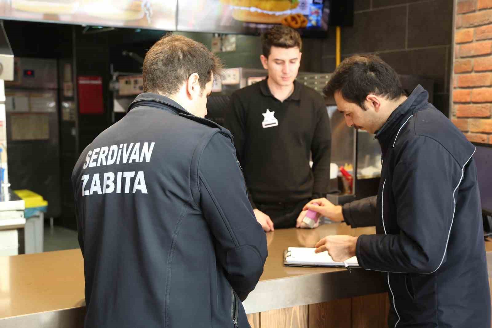 Serdivan’daki kafe ve restoranlarda fiyat denetimleri yapılıyor