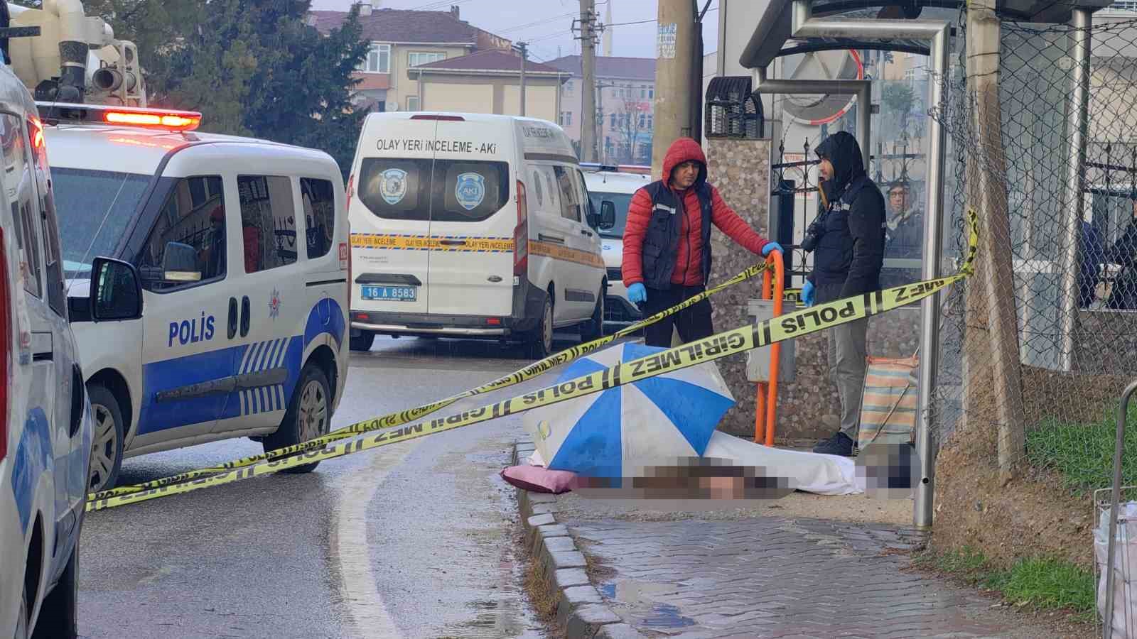 Bursa’da İlginç Bir Olay: Yere Düşen Adam Hayatını Kaybetti, Yakınları Şemsiyeyle Cenazeyi Korudu