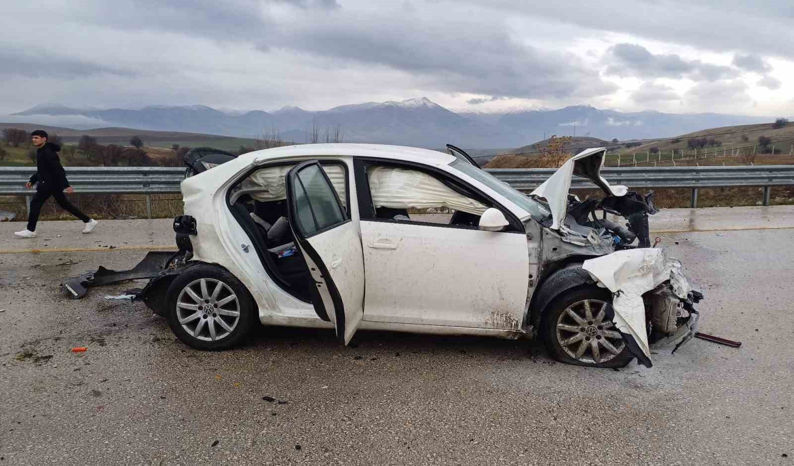 Elazığ’da meydana gelen trafik kazasında 2 araç birbirine çarptı ve 4 kişi yaralandı.